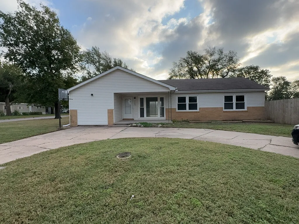 3 bed, 2.0 bath, 1580 sqft, $1,395 — Photo 1