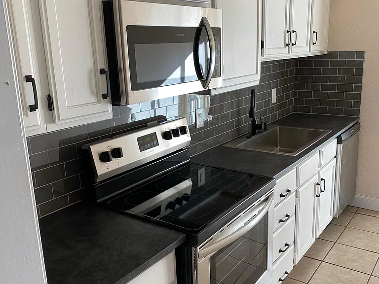 2421 Lakeview Cir — Photo 8
