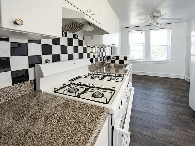 Upsal Gardens Apartments- Beautiful historical building with breathtaking charm! — Photo 34