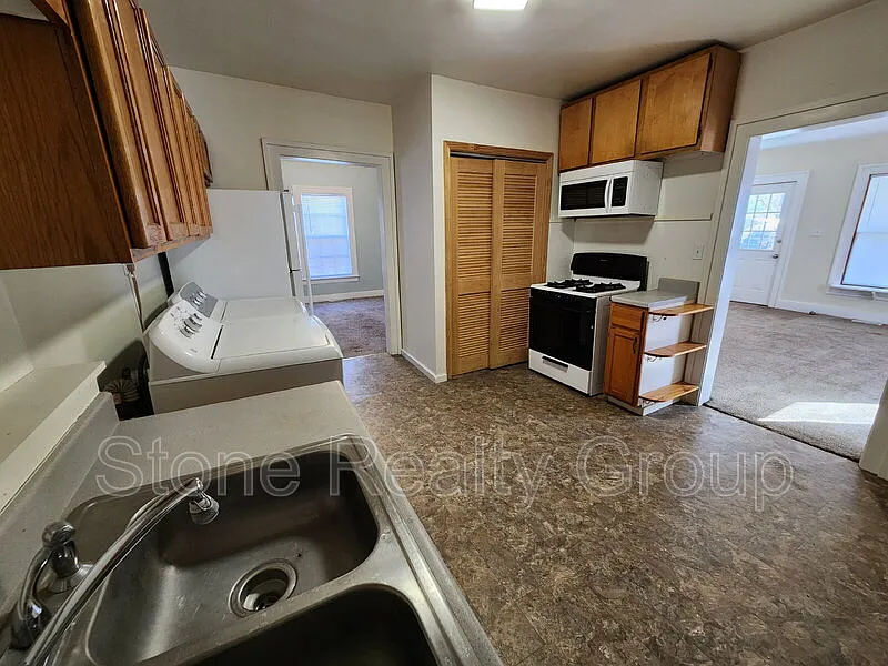 2 bed, 1.0 bath, $975 — Photo 3