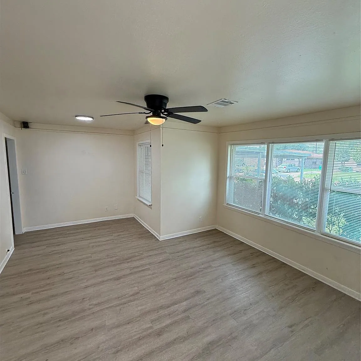 3 bed, 1.5 bath, 1377 sqft, $1,850 — Photo 2