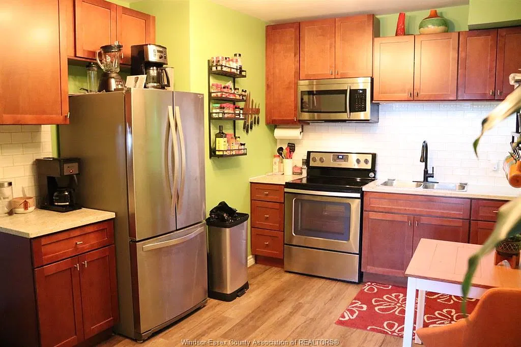 809 Erie St E — Photo 4