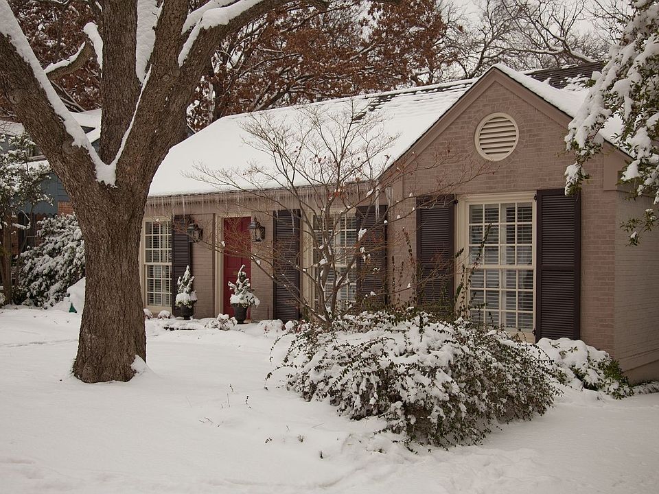 6915 Hammond Ave in snow