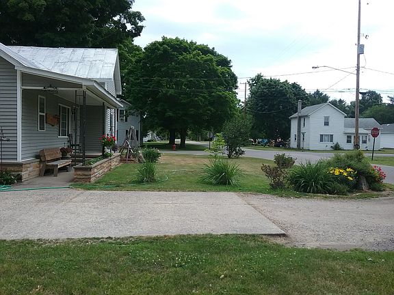 5th image of 231 Evergreen St