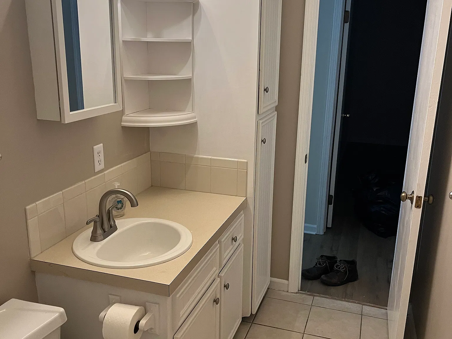 2 bed, 872 sqft, $1,600 — Photo 4