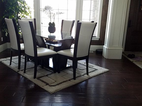 3rd image of 302 Tamarack Dr