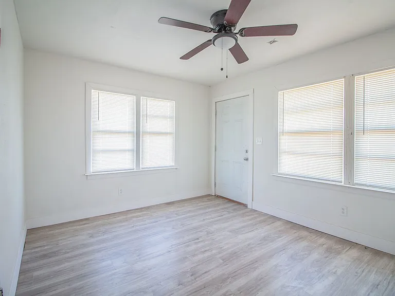 302 Avenue U — Photo 10