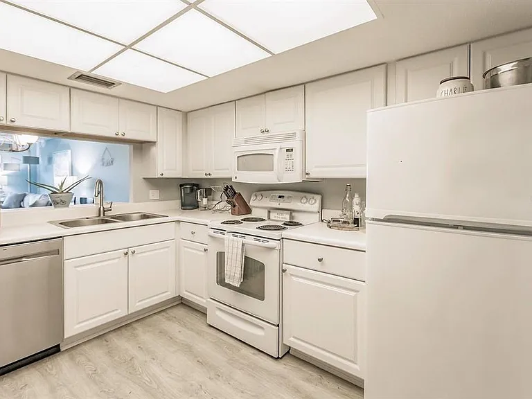 1255 E Peppertree Dr #501 — Photo 2