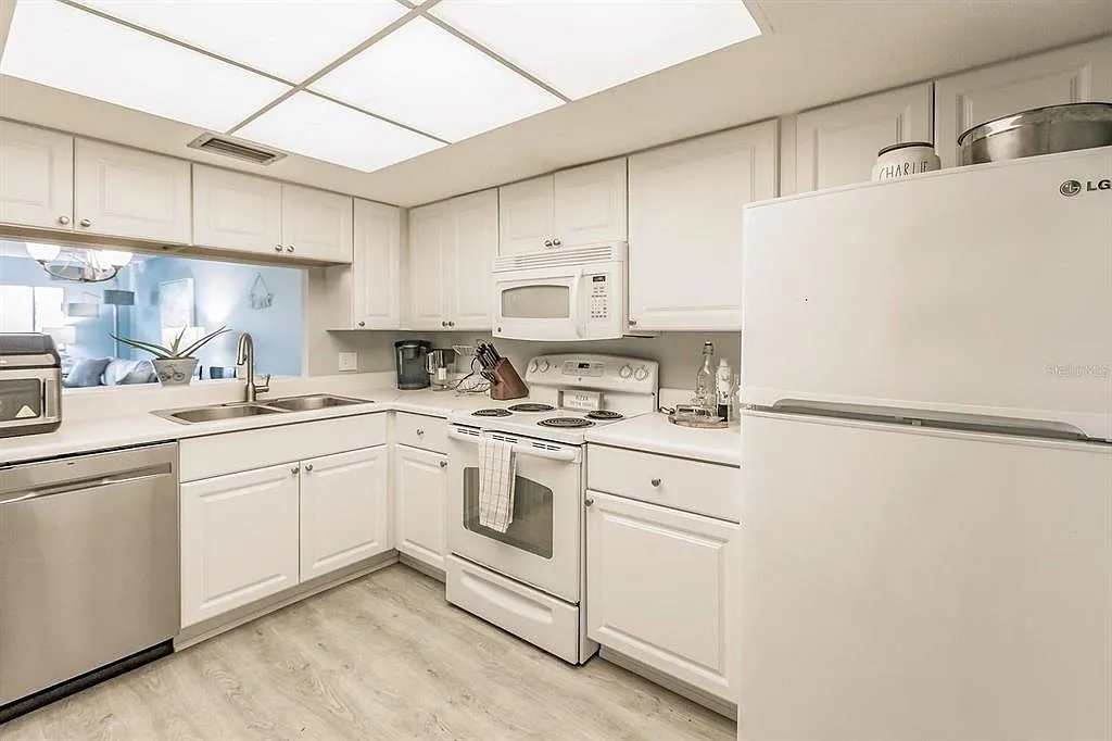 Building Photo - 1255 E Peppertree Dr #501