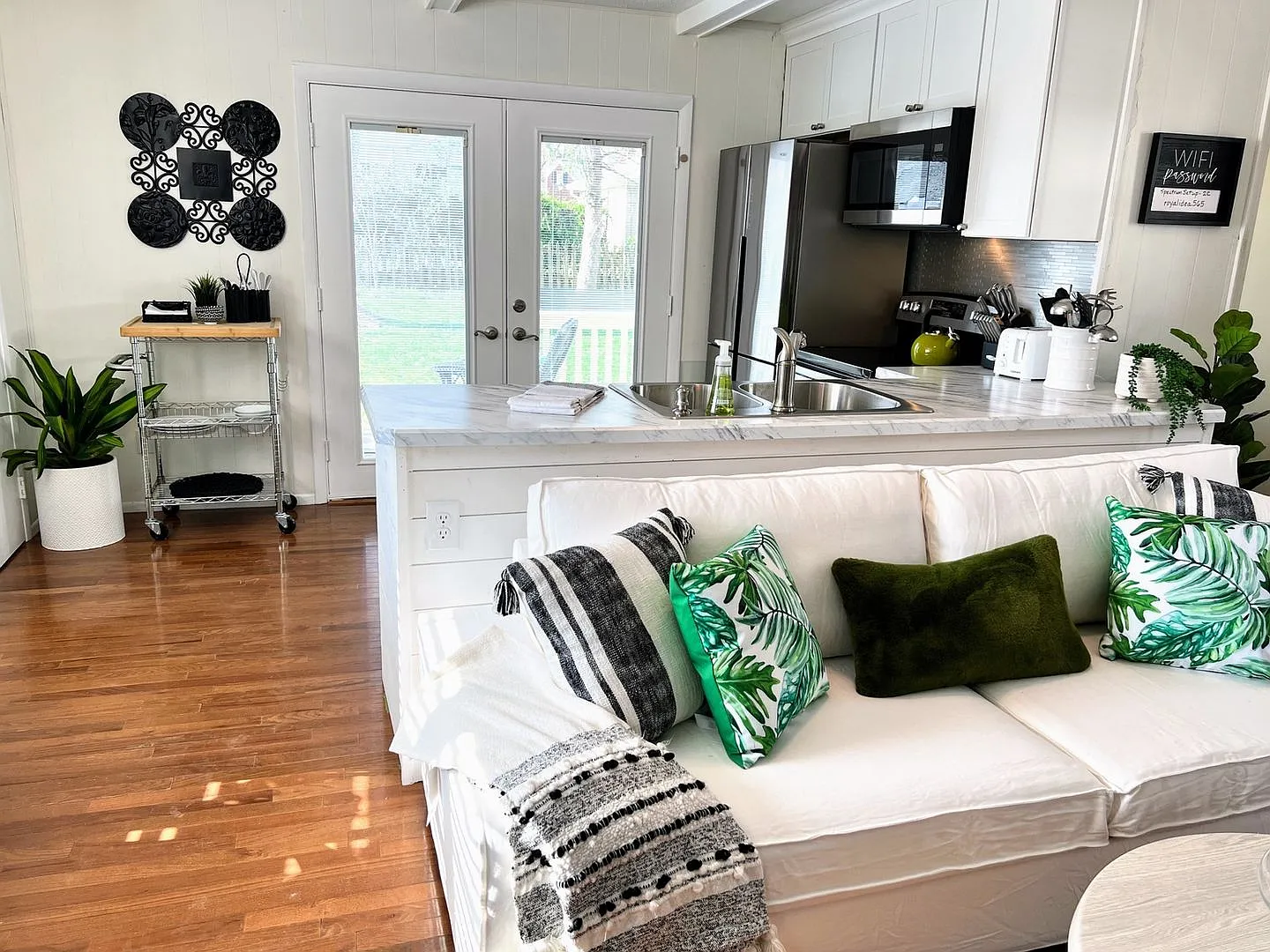 Sparkling Highlands 2 King 1.5 BA close to 264, hospitals, downtown — Photo 3