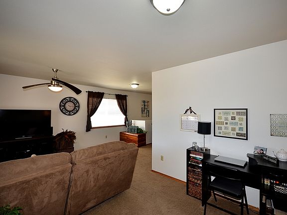 4th image of 724 Lilac Dr