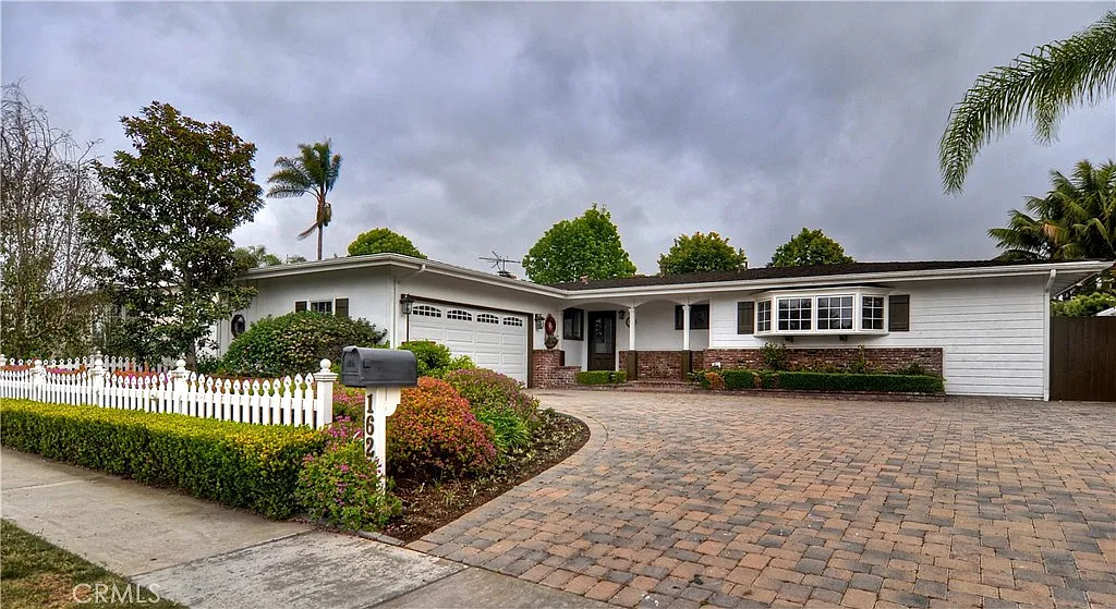 3 bed, 1990 sqft, $10,500 — Photo 2