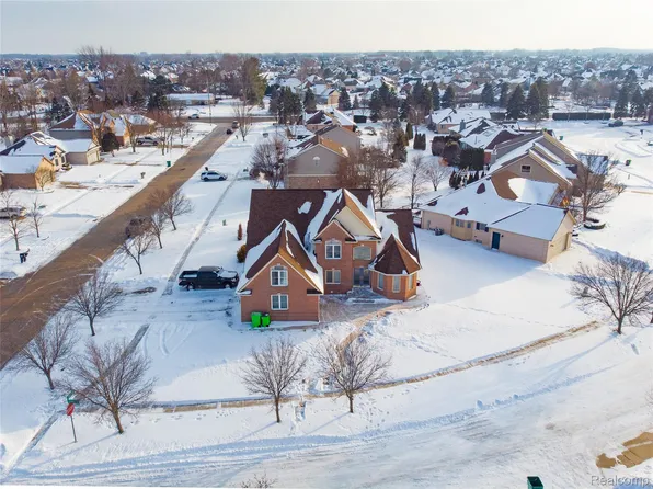 20218 Glenview Ct, Macomb, MI 48044