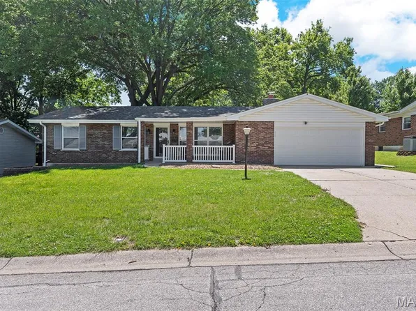 208 Canary Ln, Saint Charles, MO 63301