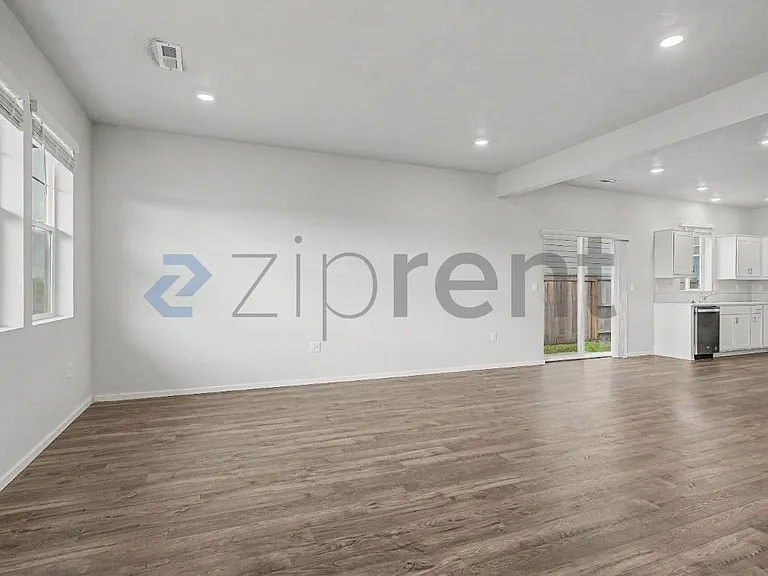 555 Stoller St — Photo 6
