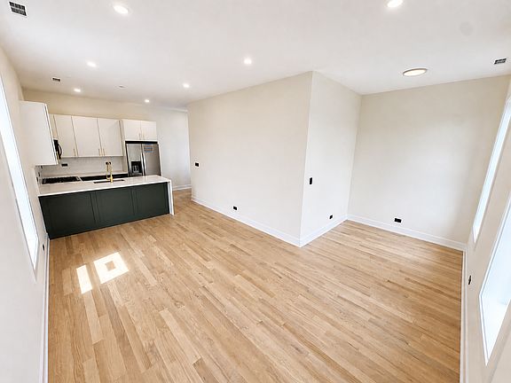 3rd image of 1416 N Maplewood Ave #4