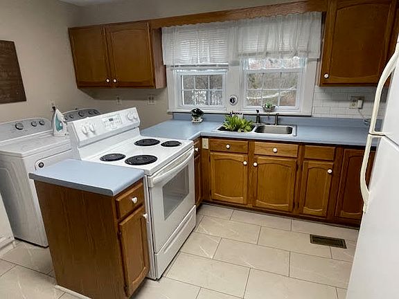3rd image of 1264 Kasey St