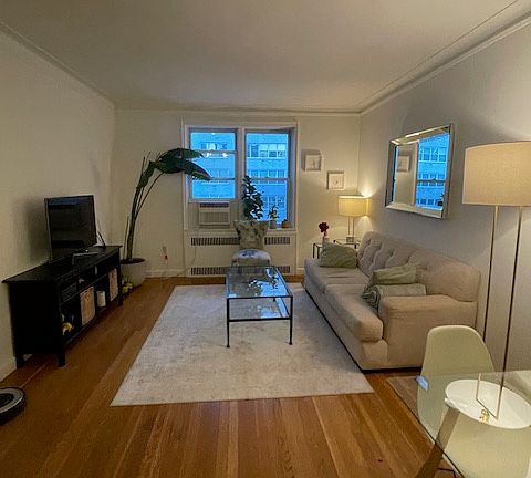 4th image of 305 W 52nd St APT 6D