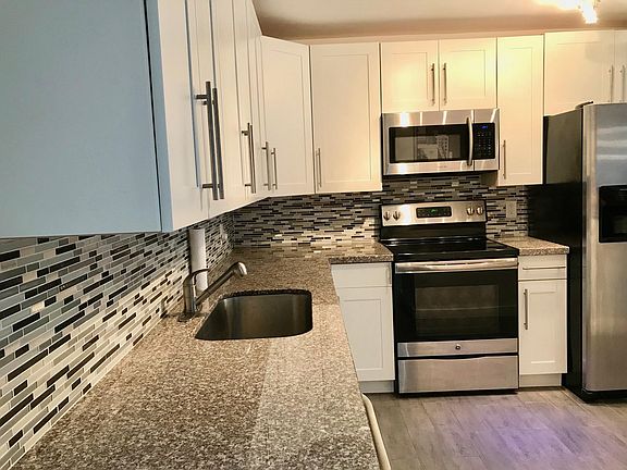 3rd image of 2025 NE 164th St APT 612