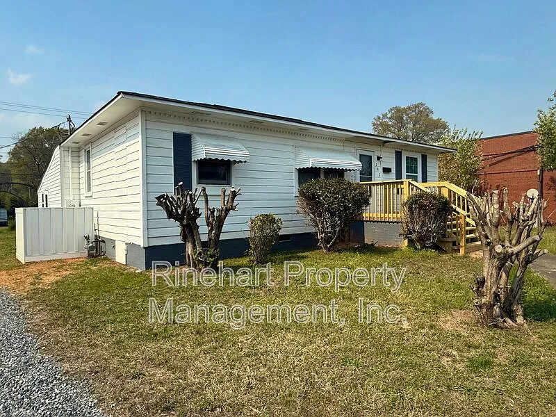 3 bed, 1.0 bath, 1599 sqft, $1,595 — Photo 2