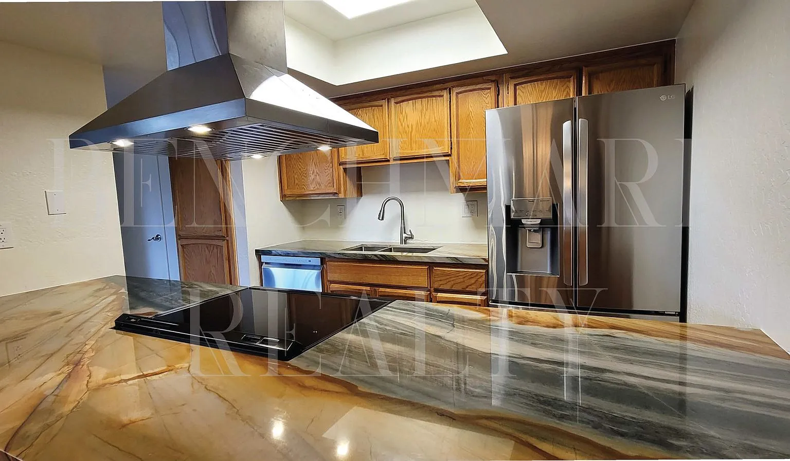 Beautifully remodeled huge 2 bedroom 2 bath with large balcony on the river! — Photo 3