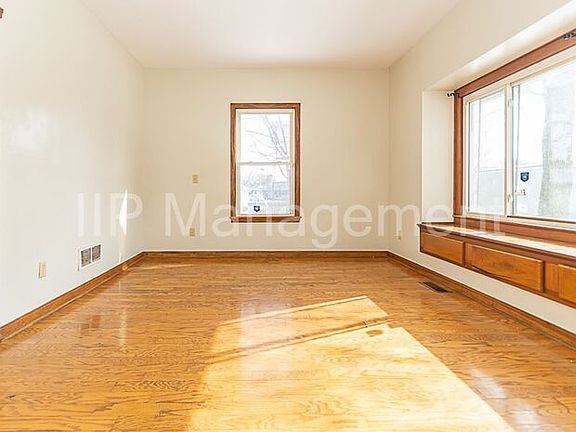 5th image of 829 Berwin St