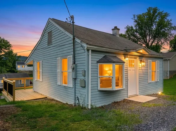 31 W 2nd St, Westover, WV 26501