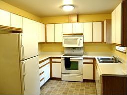 Cheerful kitchen incl. self clean oven,glass top stove, built-in micro, fridge