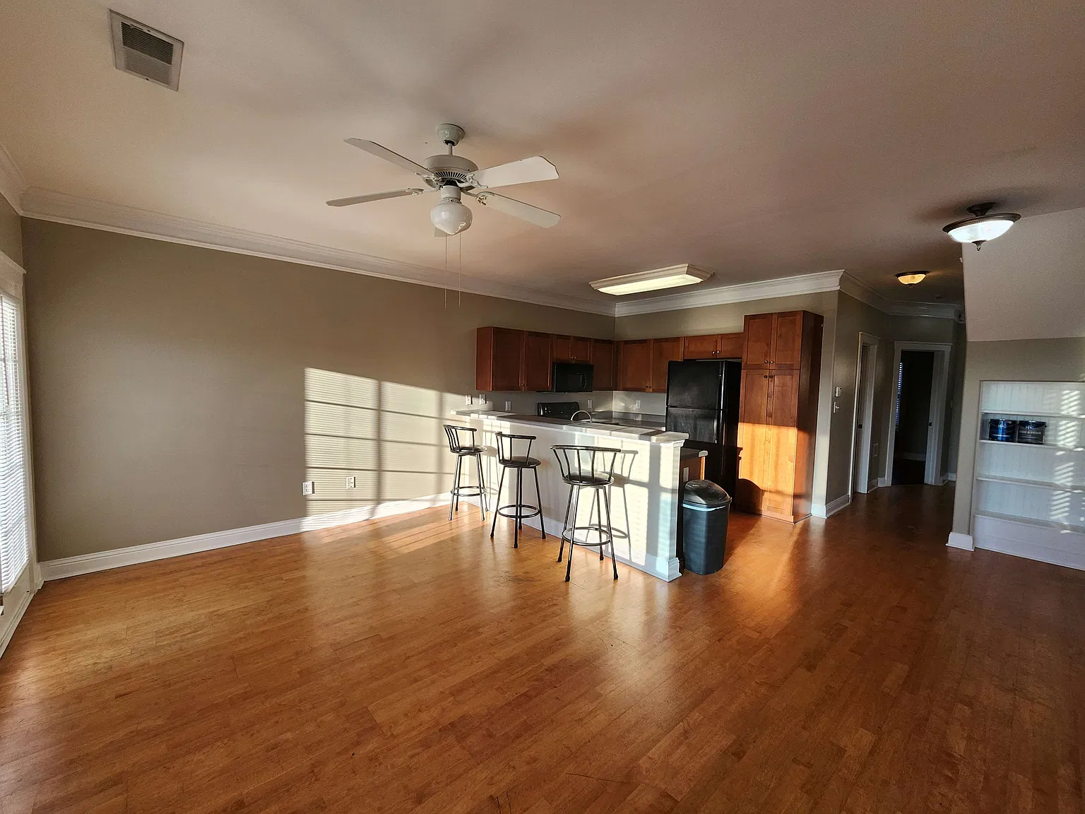 3 bed, 1351 sqft, $2,310 — Photo 4