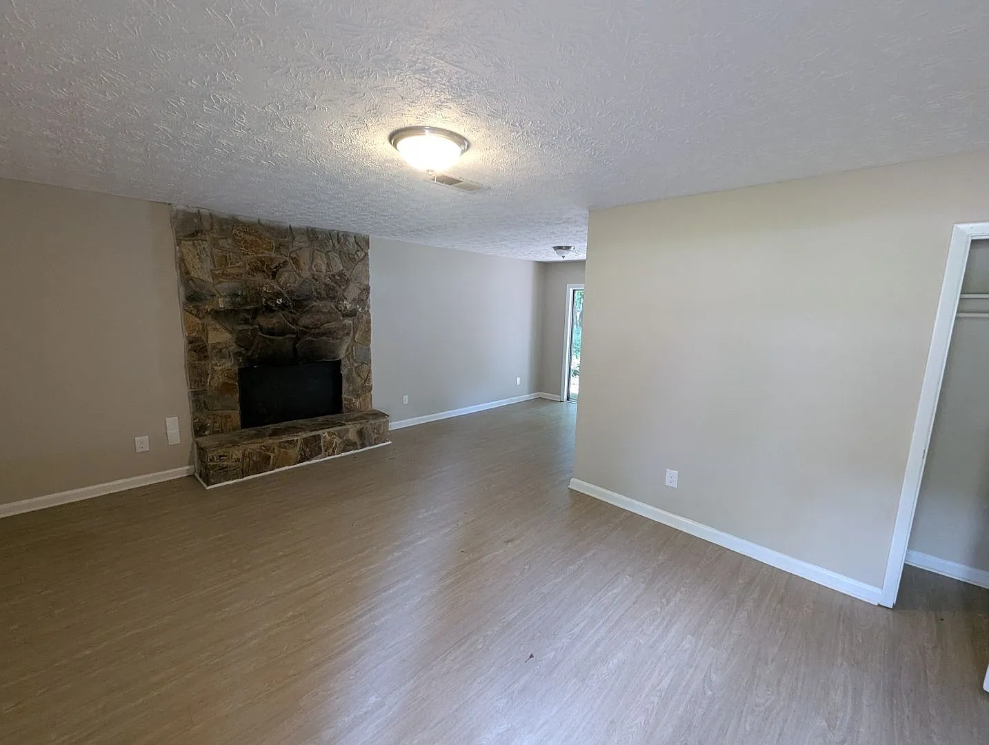 240/242 Rustwood Dr — Photo 3