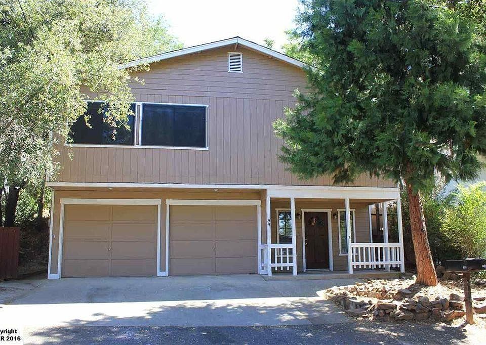 Entrance to Unit B is on the left side of the house. Entrance to Unit A is what you see on the right side here. The garage on the right side is also Unit A's garage.