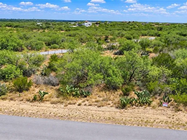320 Raven St, Zapata, TX 78076