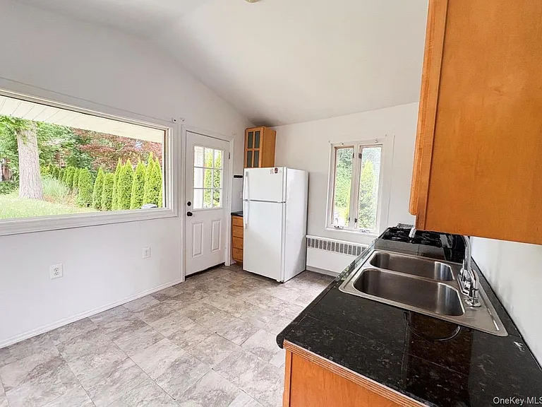 194 Hurley Ave — Photo 3
