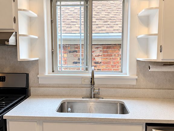 3rd image of 3308 S Hoyne Ave #2F