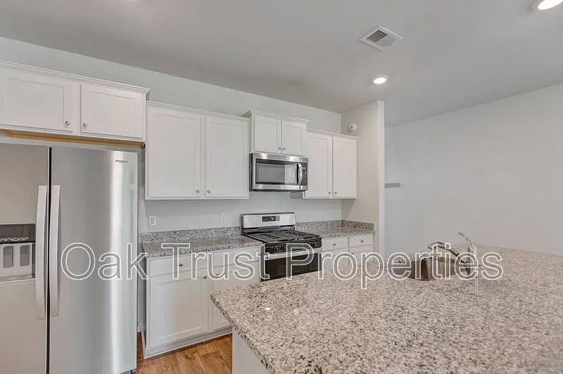 4 bed, 2.5 bath, 2200 sqft, $2,500 — Photo 4