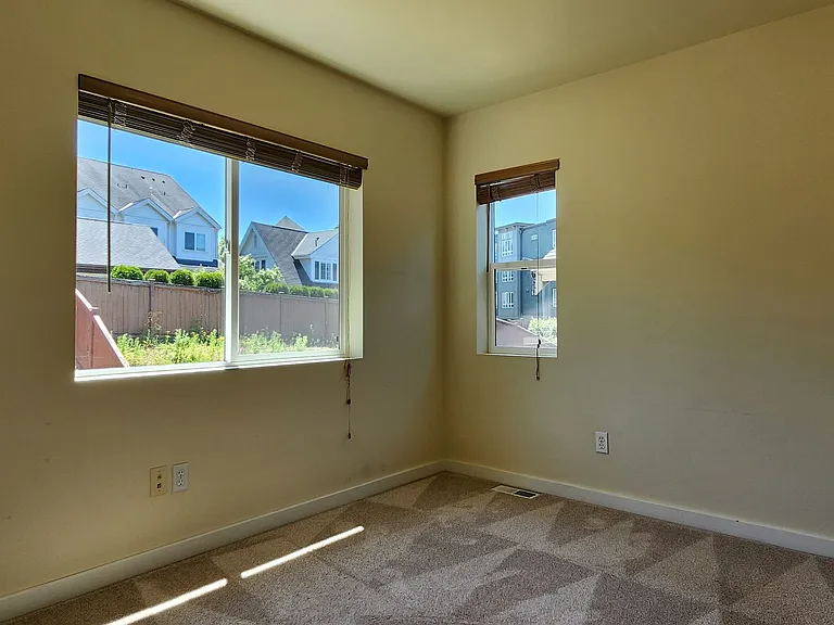 2567 NE Kensington Ct — Photo 24