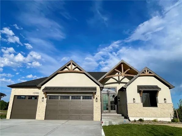 15982 S Twilight Ln, Olathe, KS 66062