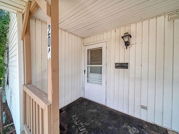 4th image of 303 E Locust St