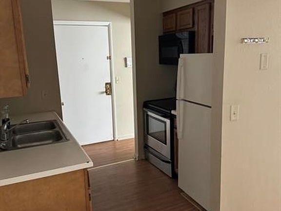 2nd image of 916 S Byrne Rd #20