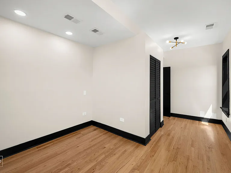 1481 W Erie St #4R — Photo 6