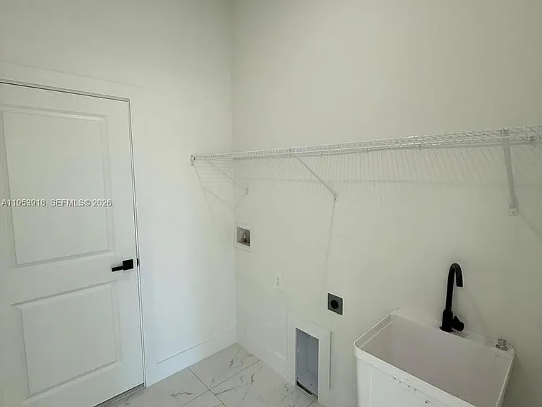 1121 Florence St E — Photo 25