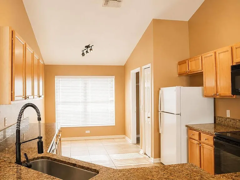 145 Thornbury Dr — Photo 6