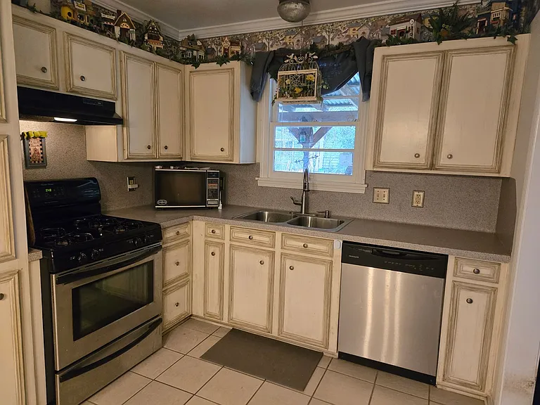 243 Justin Ave — Photo 2