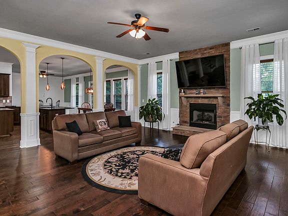 3rd image of 310 Black Walnut Ln