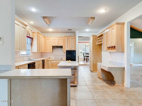 4th image of 105 Claremont Cir