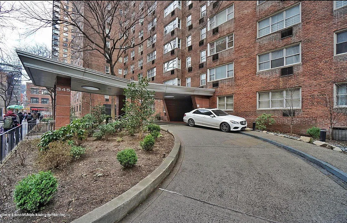 345 W 58th St photo 1