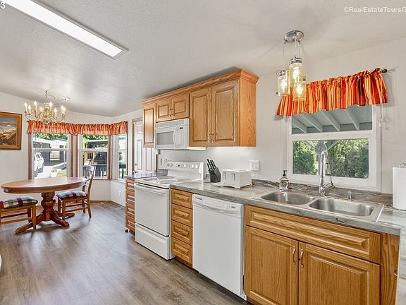 4th image of 4155 NE Three Mile Ln Unit 42