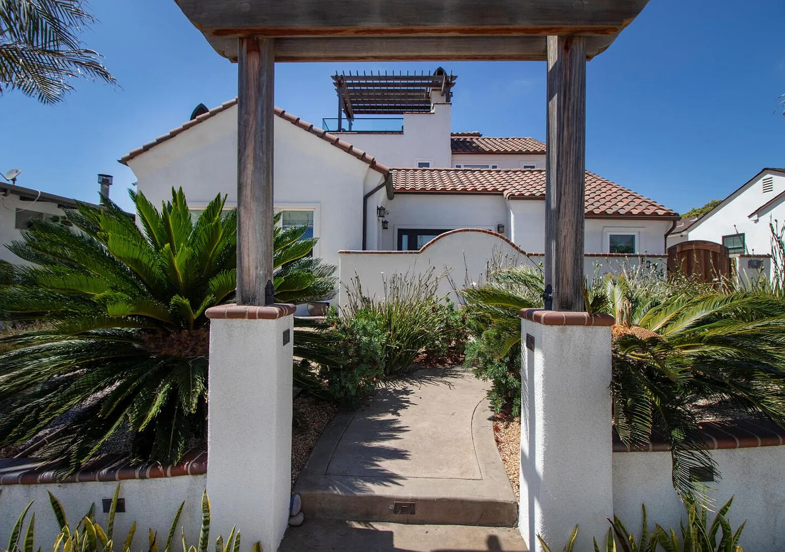 Prestigious Ocean View Retreat Fully Remodeled Oceanside Masterpiece — Photo 2
