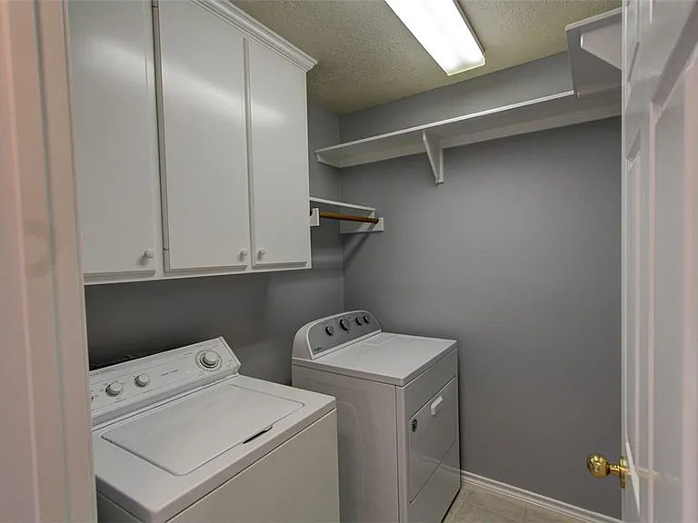 305 Landsburg Ln — Photo 22