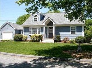 21 Academy Ave, Bristol, RI 02809